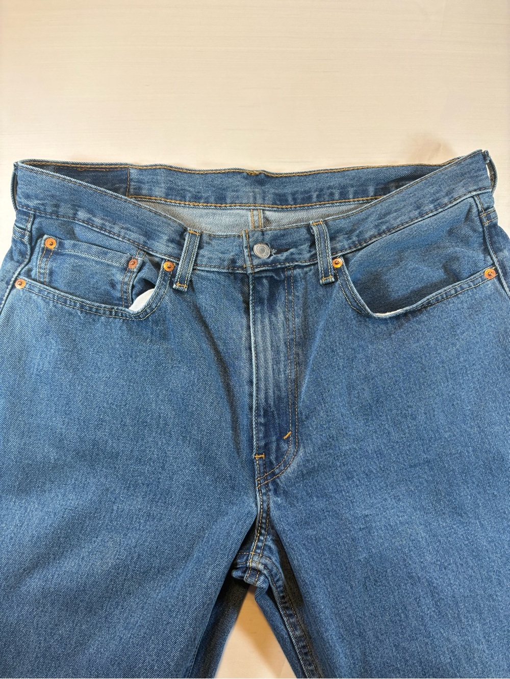Levi's 550 Relaxed Men's Jeans in Light Blue with Tan Patch 35x32 - Picture 2 of 11